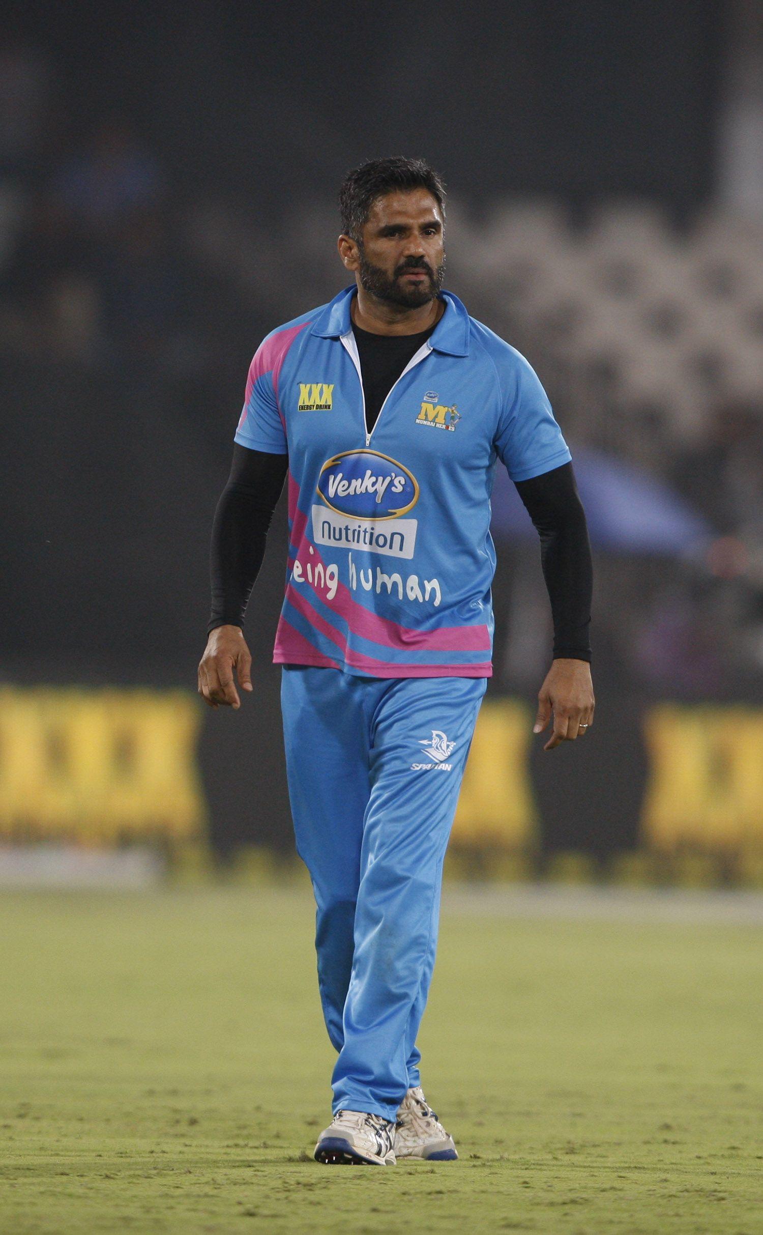 Suniel Shetty Bowling