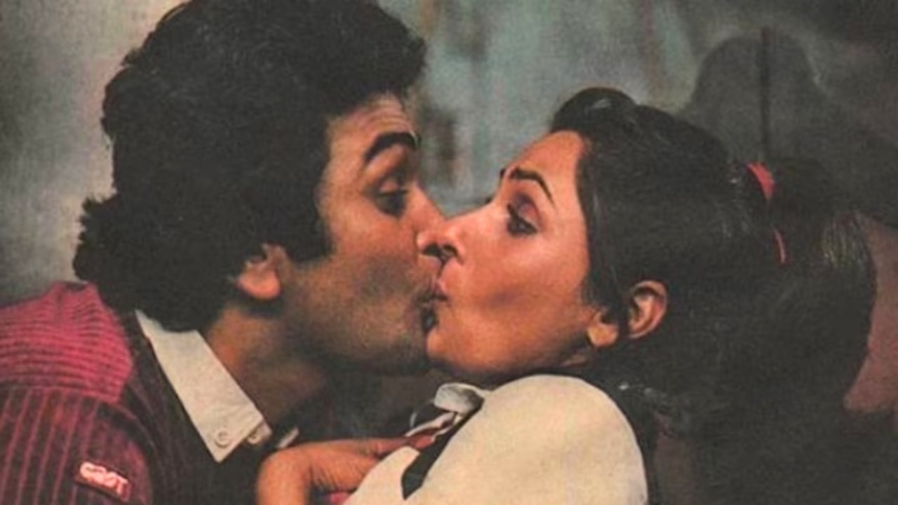 Rishi Kapoor Kissing Dimple Kapadia